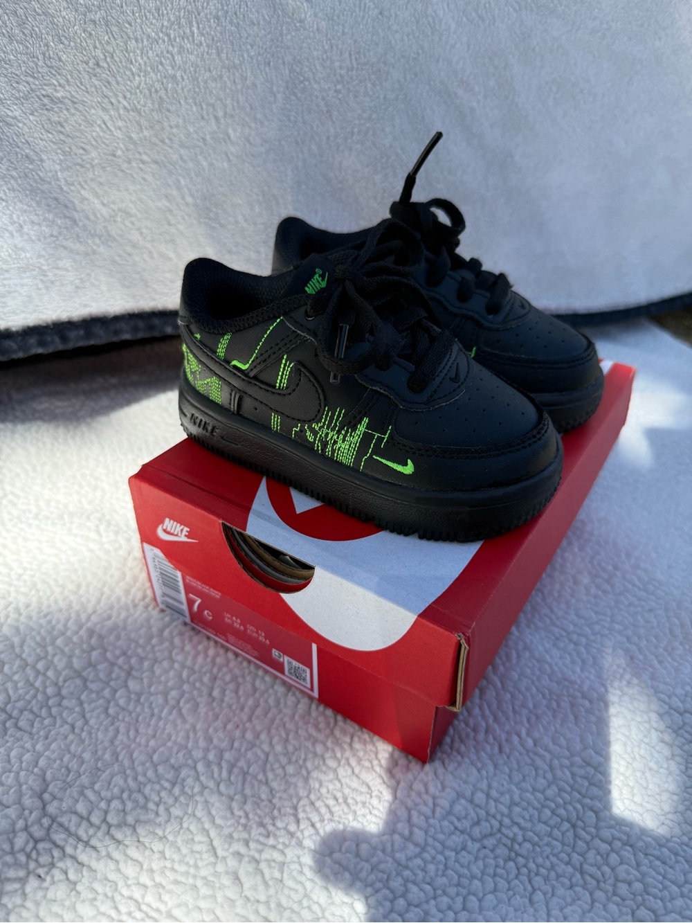Nike Kids Black & Green Athletic Shoes